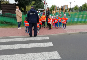 Dzieci dowiadują się jak należy przechodzić przez ulicę
